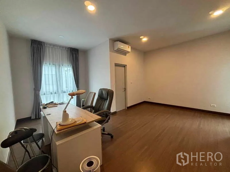บ้าน ให้เช่าในMueang Nonthaburi, Nonthaburi - ห้องอเนกประสงค์ขนาดใหญ่ มีโต๊ะทำงาน เก้าอี้สำนักงาน และพื้นไม้