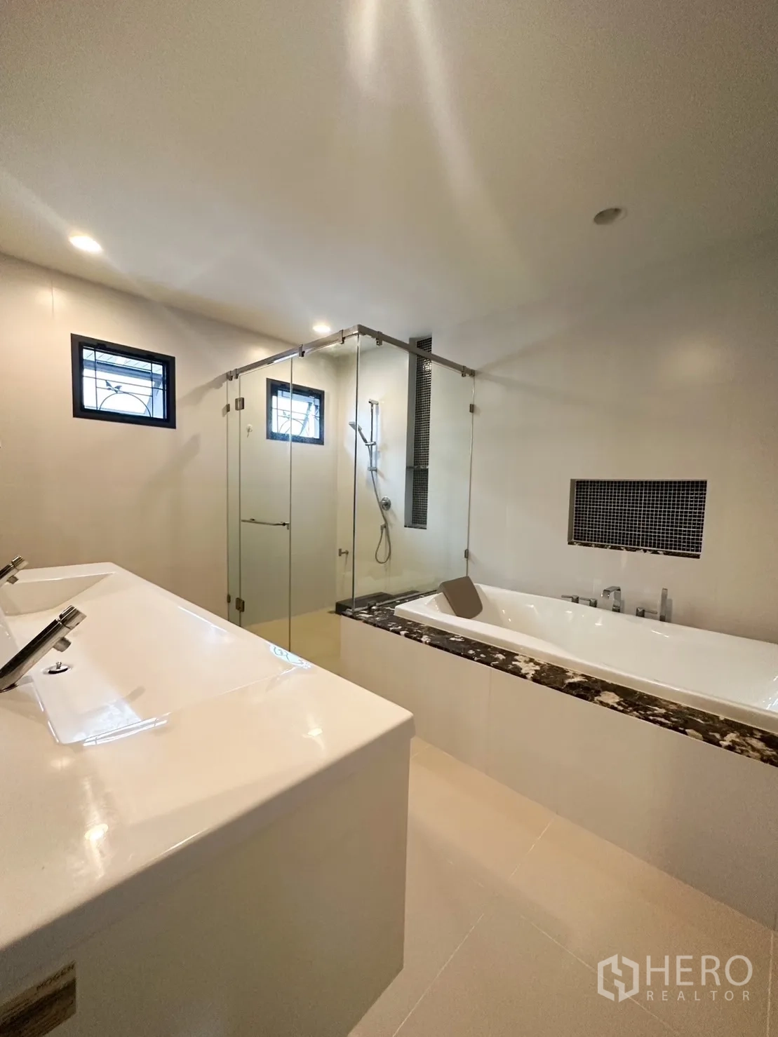 Detached House for rent or sale in Bang Kapi, Bangkok - Luxury bathroom with double vanity, glass-enclosed shower and soaking bathtub.