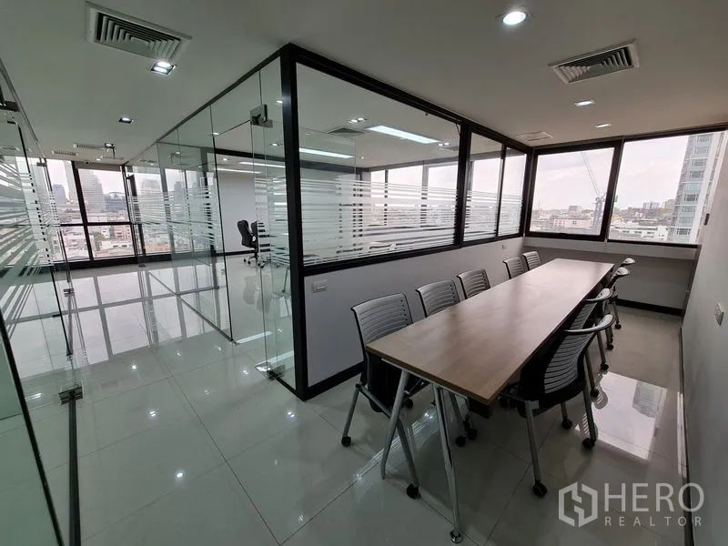 办公空间 出租在Bang Rak, Bangkok - 明亮玻璃隔间走廊，长条会议桌与亮面地砖。