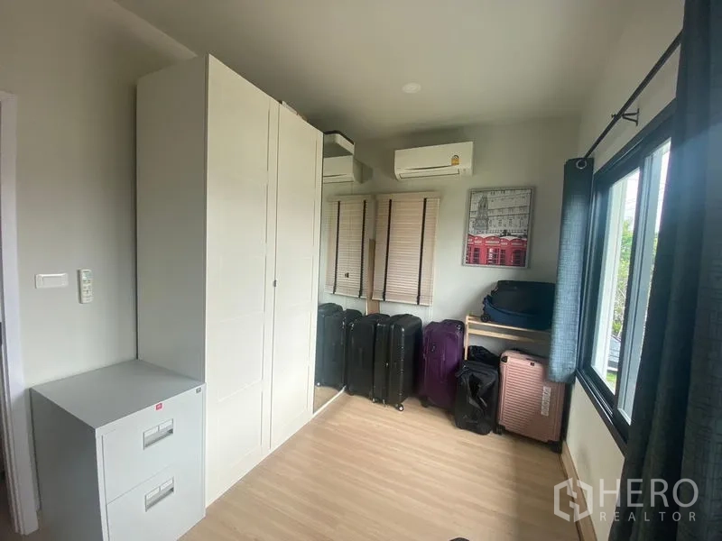 Detached House for rent in Bang Phli, Samut Prakan - Multi‑purpose room with wardrobes, window light and air conditioning.