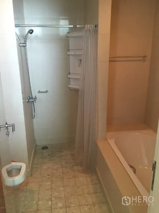 Condominium for rent in Bang Kho Laem, Bangkok - Bathroom with separate shower, bathtub and tiled flooring.