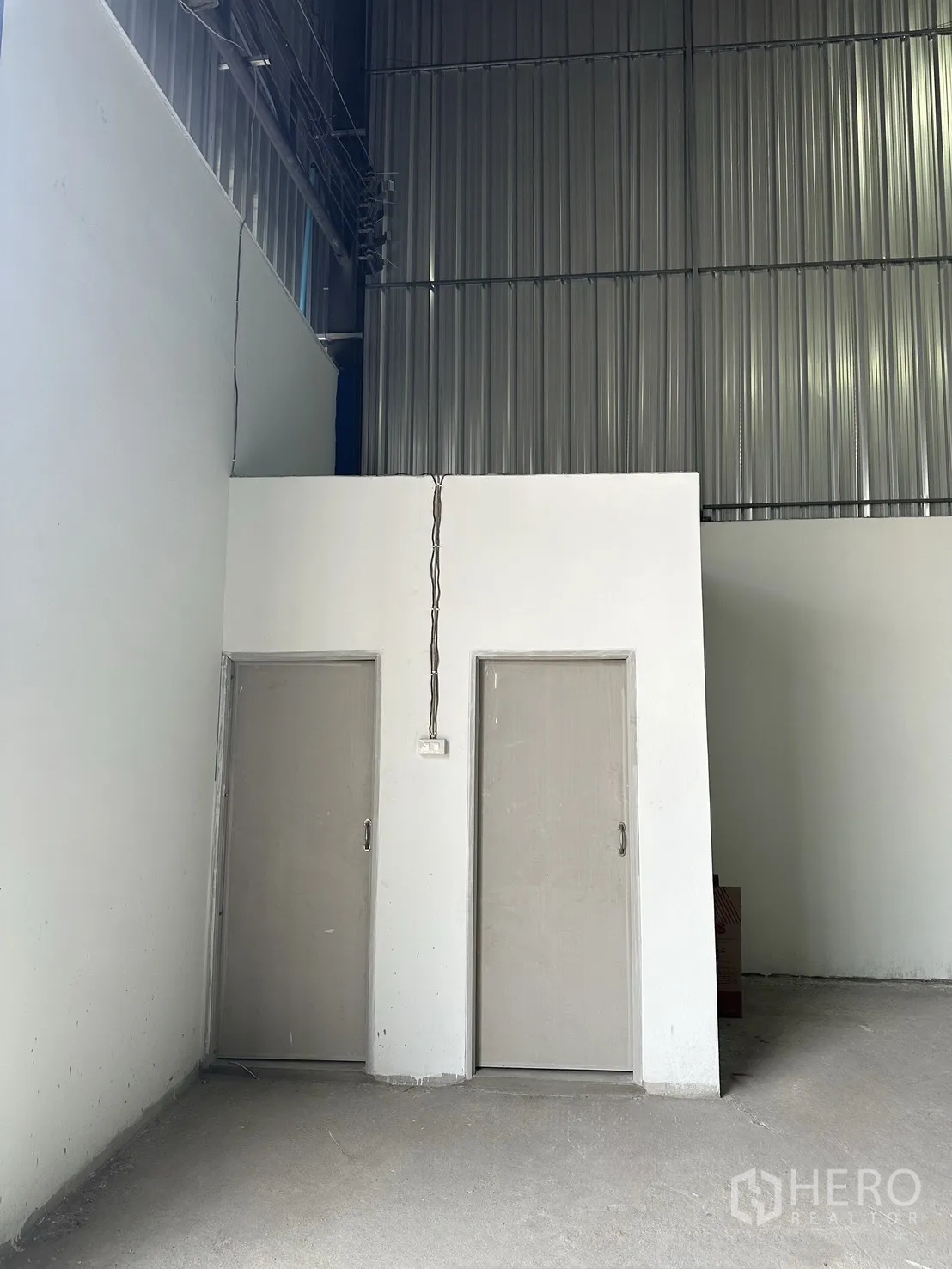 仓库 for rent in Mueang Samut Prakan, Samut Prakan - 仓库内的两个小房间，可作设备或储物用途。