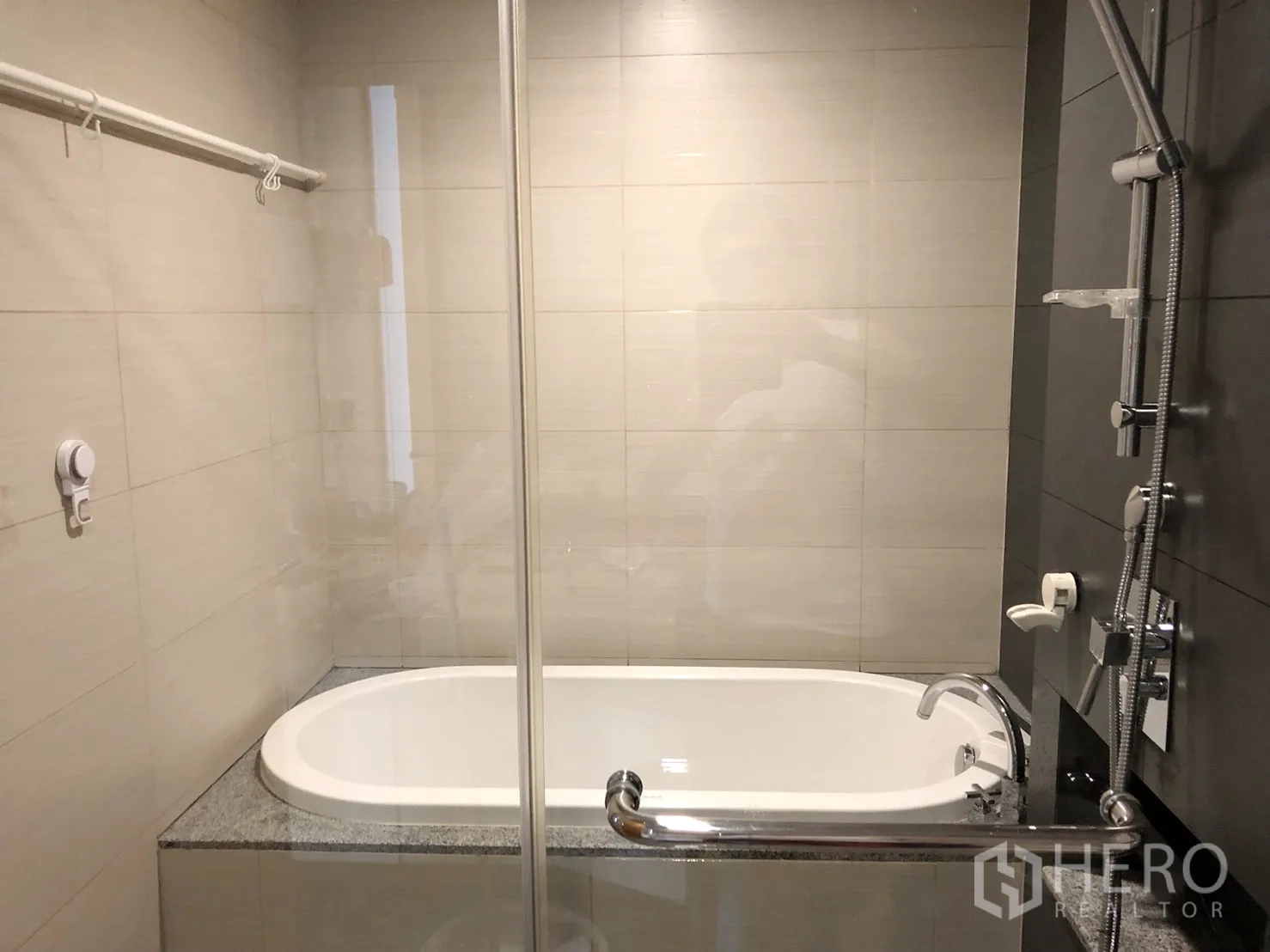 คอนโด ให้เช่าหรือขายในKhlong Toei, Bangkok - ห้องน้ำมีอ่างอาบน้ำแบบบิ้วท์อิน กั้นกระจก และชุดฝักบัวทันสมัย