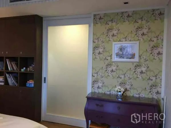 คอนโด ให้เช่าหรือขายในWatthana, Bangkok - ผนังห้องนอนลายดอกไม้ ประตูบานเลื่อนกระจกฝ้า และตู้ลิ้นชักสไตล์คลาสสิก ในคอนโดกรุงเทพฯ