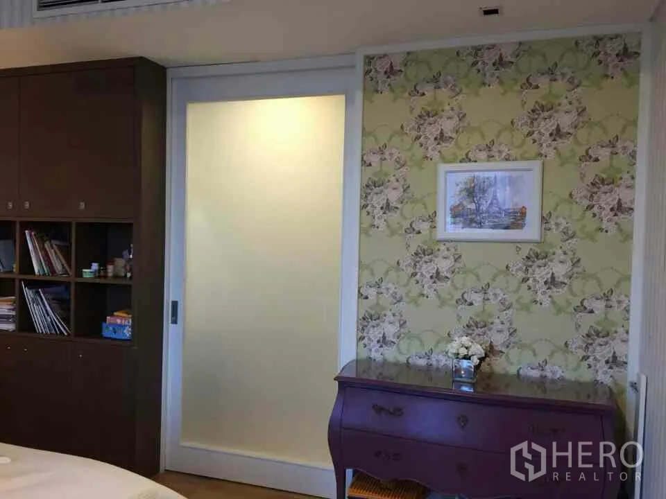 คอนโด ให้เช่าหรือขายในWatthana, Bangkok - ผนังห้องนอนลายดอกไม้ ประตูบานเลื่อนกระจกฝ้า และตู้ลิ้นชักสไตล์คลาสสิก ในคอนโดกรุงเทพฯ