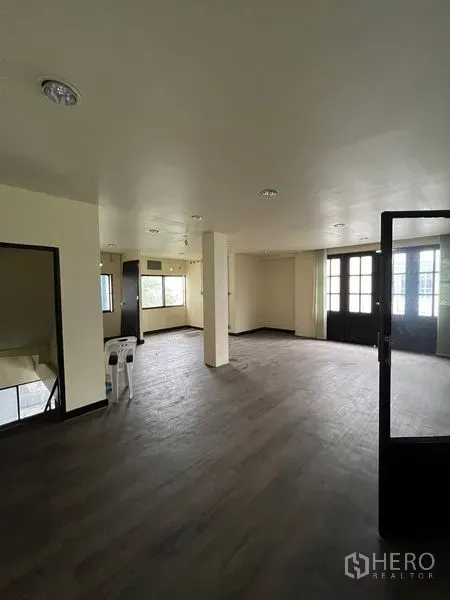 店屋 出租在Watthana, Bangkok - 开放式房间，木纹地板、支撑柱与多扇窗。