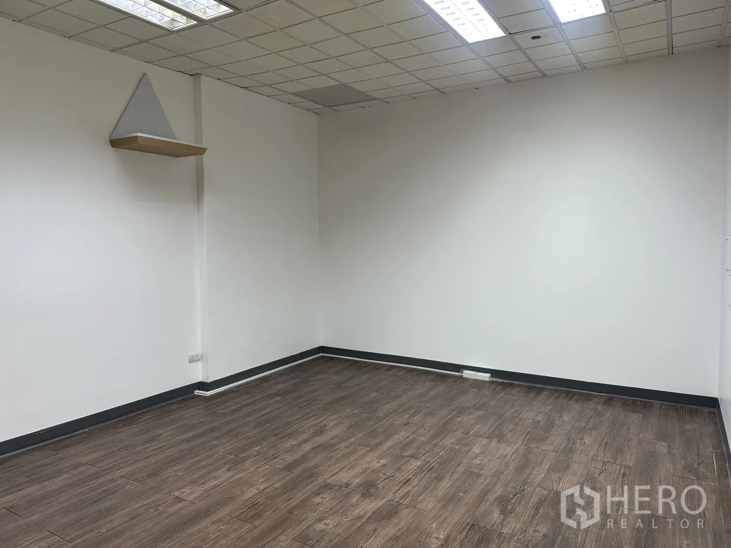 ออฟฟิศ for rent in Pathum Wan, Bangkok - ห้องทำงานโล่งเพดานตะแกรงพร้อมไฟดาวน์ไลท์และพื้นลายไม้