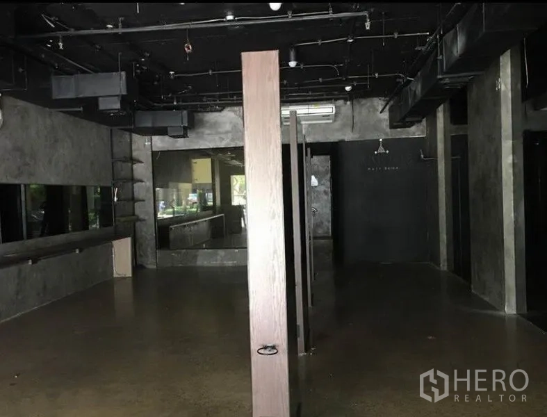 办公空间 出租在Pathum Wan, Bangkok - 宽敞的开放式办公区，中央立柱、轨道灯与工业风天花。