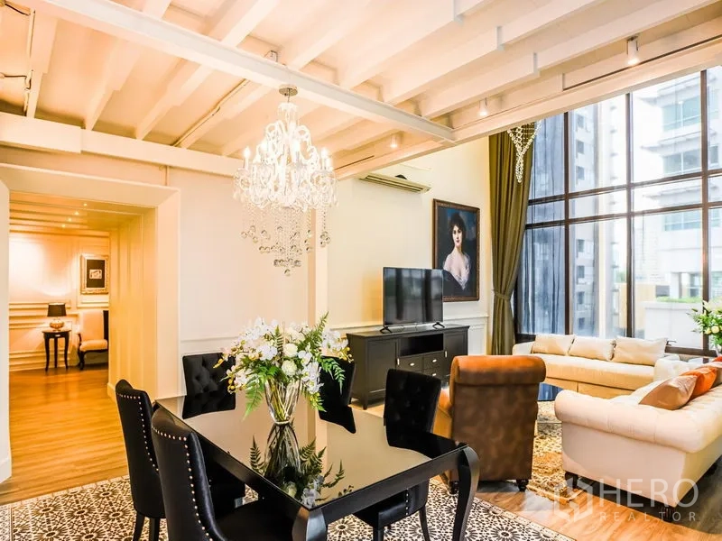 คอนโด ให้เช่าหรือขายในKhlong Toei, Bangkok - มุมทานอาหารข้างห้องนั่งเล่น โคมระย้าโต๊ะสีดำ และผนังกระจกสูงสองชั้น