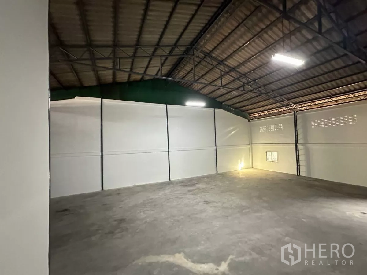 โรงงาน ให้เช่าในSamut Prakan - ภายในโกดังแบบโล่งไร้เสากลาง หลังคาสูงโครงเหล็กและไฟส่องสว่าง