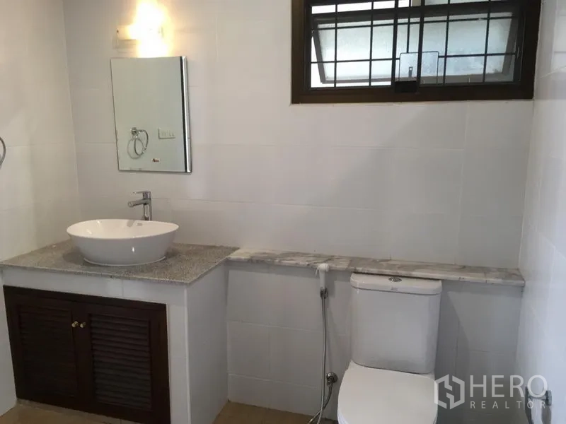 ทาวน์เฮาส์ ให้เช่าในWatthana, Bangkok - ห้องน้ำทันสมัย อ่างล้างหน้าแบบวางบนเคาน์เตอร์และโถสุขภัณฑ์ใต้หน้าต่าง