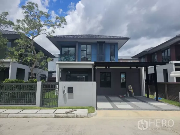 บ้าน ขายในLam Luk Ka, Pathum Thani - บ้านเดี่ยวสองชั้นสไตล์โมเดิร์น พร้อมรั้วและที่จอดรถ 2 คัน ในย่านลำลูกกา ปทุมธานี