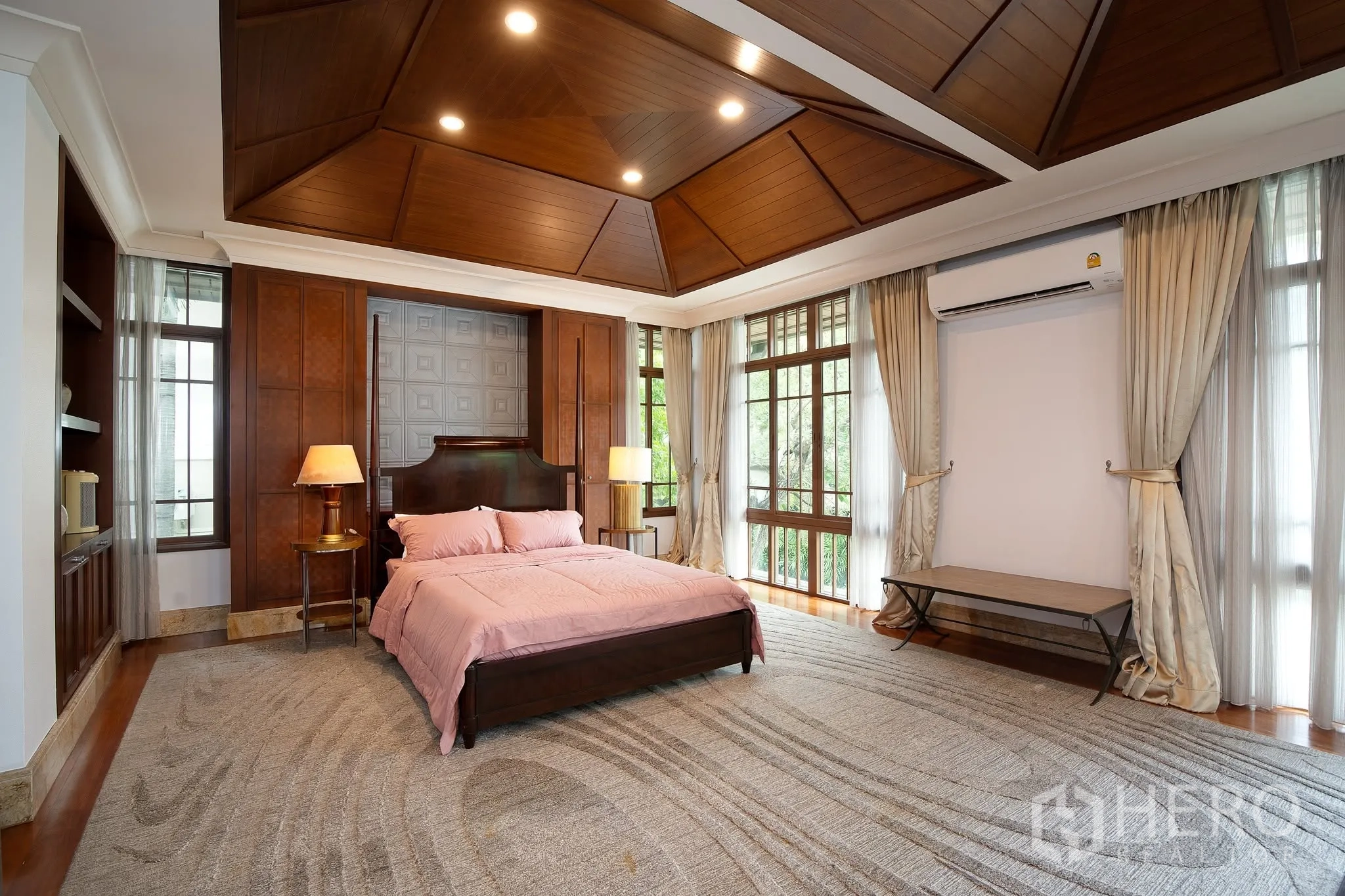独栋房屋 for rent or sale in Watthana, Bangkok - 主卧空间宽敞，木质格顶、大窗与粉色床铺相映成趣。