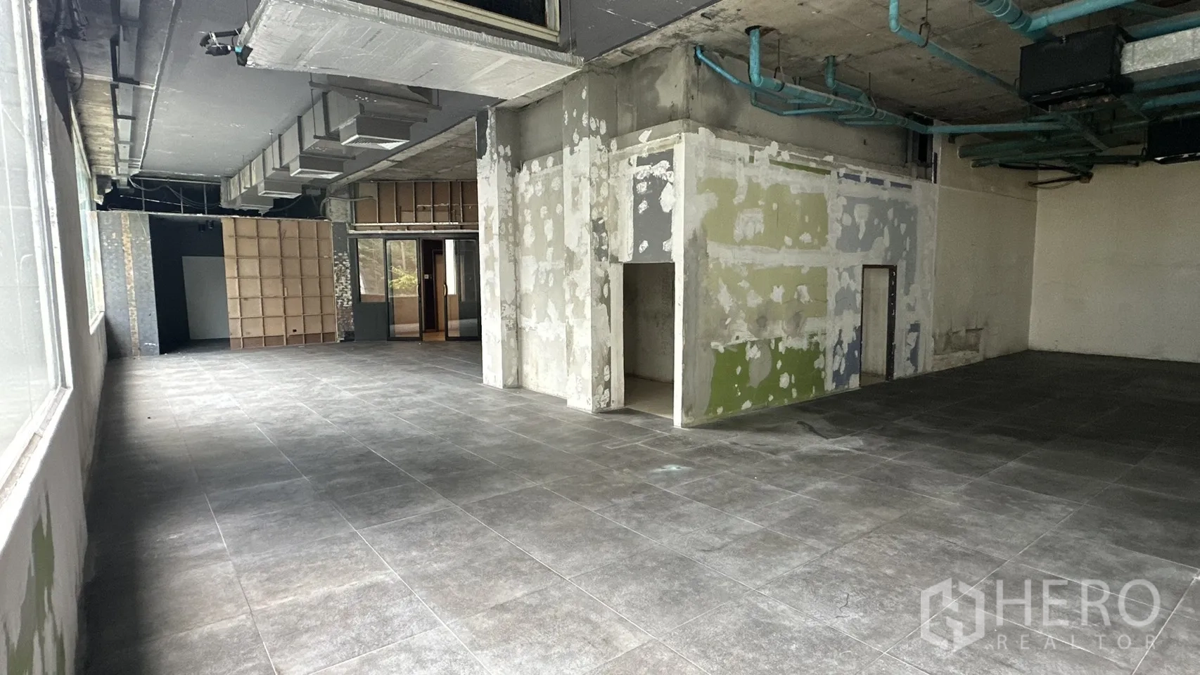 Retail Space for rent in Watthana, Bangkok - Open sales floor facing glass doors and an interior viewing window.