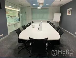 สำนักงาน ให้เช่าในBang Rak, Bangkok - ห้องบอร์ดรูมโต๊ะยาวรองรับ 10–12 ที่นั่ง พร้อมโปรเจคเตอร์และผนังกระจก