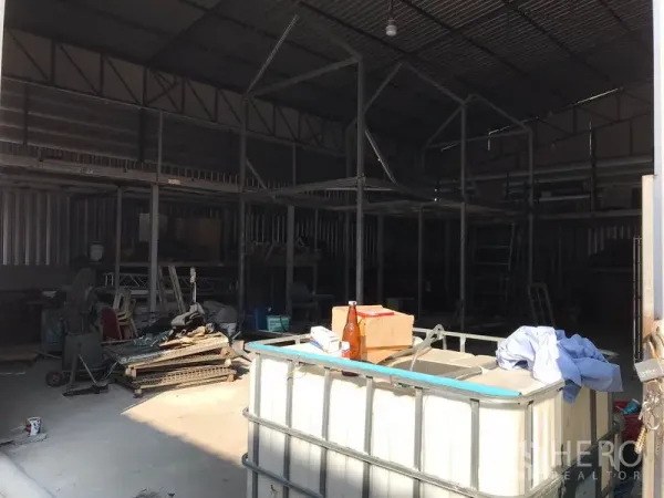 คลังสินค้า ให้เช่าในMueang Samut Prakan, Samut Prakan - ภายในโกดังเพดานทรัสเหล็กสูง โครงชั้นวางและพื้นที่โล่ง เหมาะสำหรับจัดเก็บและขนถ่ายสินค้า