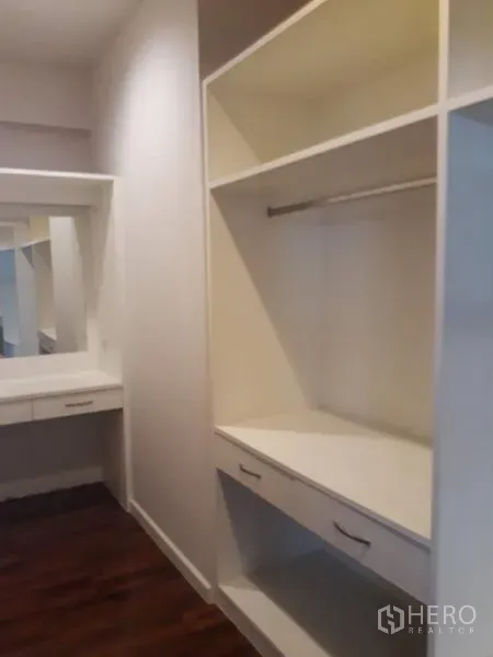 บ้าน ให้เช่าในWatthana, Bangkok - โซนแต่งตัวบิวท์อินตู้และชั้นวาง พร้อมกระจกบานใหญ่