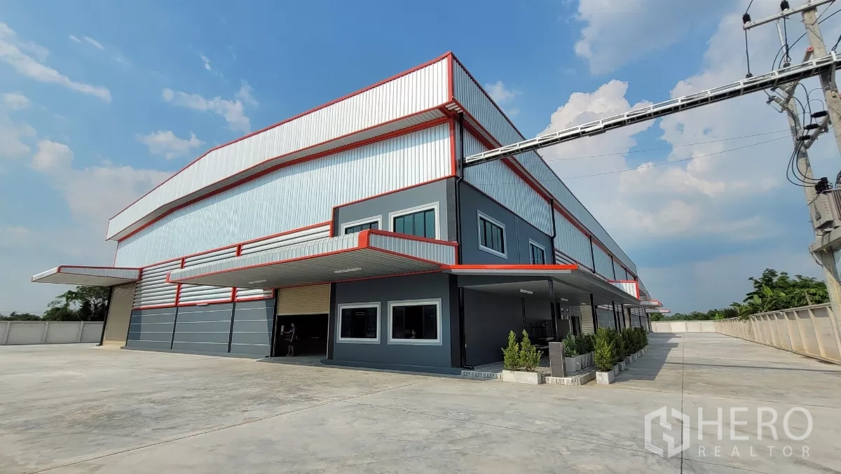 โรงงาน ให้เช่าหรือขายในPhanat Nikhom, Chon Buri - อาคารโรงงานสมัยใหม่พร้อมออฟฟิศ 2 ชั้นและกันสาดรับส่งสินค้า