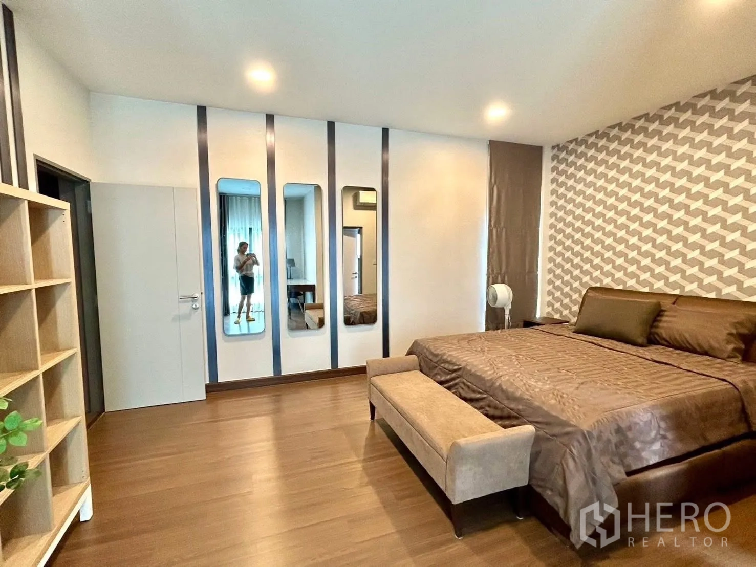 独栋房屋 for rent in Bang Phli, Samut Prakan - 卧室展示镜面装饰墙、置物架与大床。