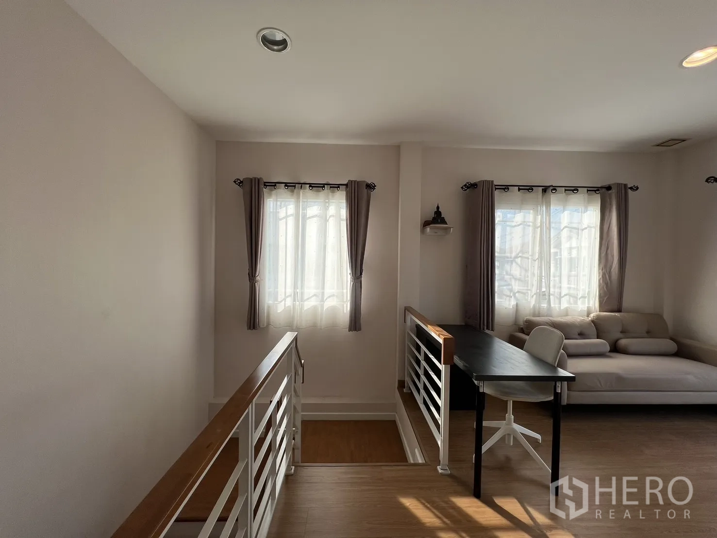 บ้านเดี่ยว for rent in Bang Kapi, Bangkok - โถงบันไดชั้นบนมีโต๊ะทำงานและมุมนั่งเล่น.
