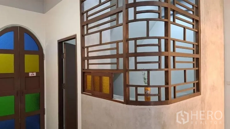 ทาวน์เฮาส์ ให้เช่าหรือขายในChatuchak, Bangkok - ฉากกั้นไม้ระแนงตกแต่ง พร้อมกระจกสีหลายช่องข้างประตู