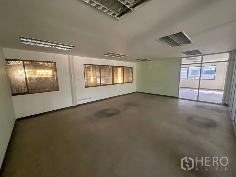 คลังสินค้า ให้เช่าในSaphan Sung, Bangkok - ห้องทำงานขนาดใหญ่ติดโกดัง พร้อมประตูกระจกบานเลื่อนและหน้าต่าง