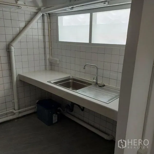 อาคารพาณิชย์ ให้เช่าในKhlong Toei, Bangkok - มุมแพนทรีขนาดกะทัดรัด ซิงก์สแตนเลส ผนังกระเบื้องสีขาวและหน้าต่างฝ้า