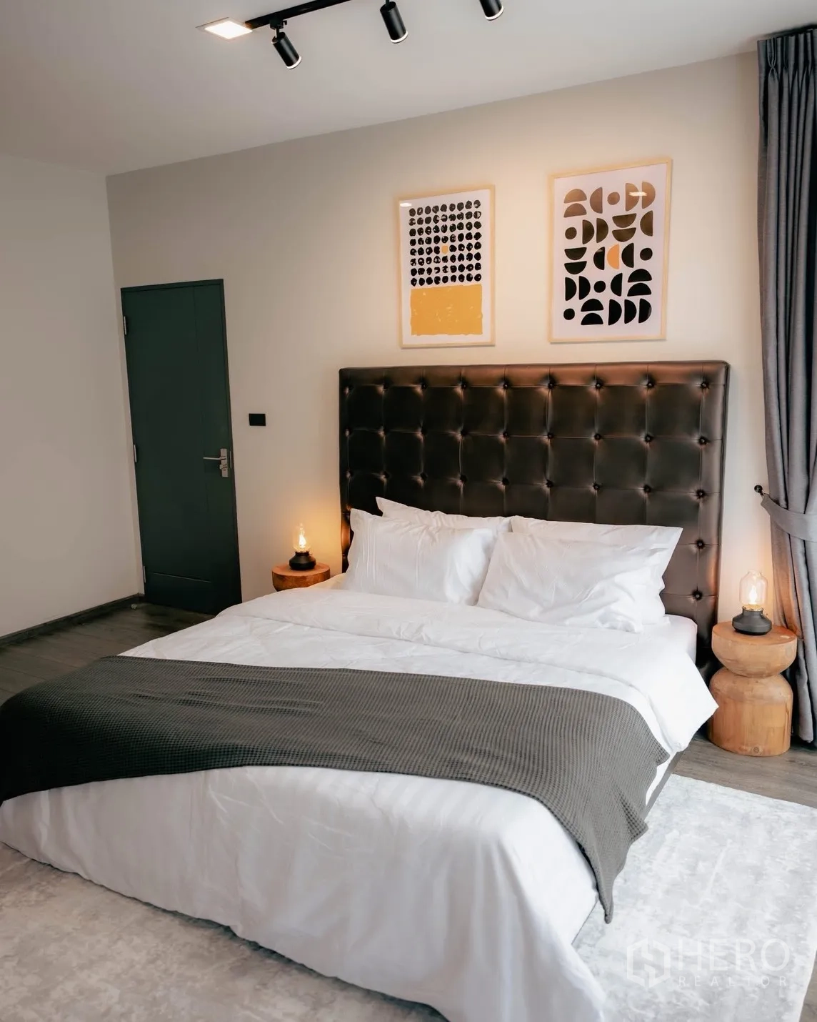 独立式住宅 出租或出售在Bang Phli, Samut Prakan - 主卧配纽扣软包床头与床头柜，床品洁白。