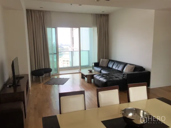 คอนโด ให้เช่าในKhlong Toei, Bangkok - พื้นที่นั่งเล่นเชื่อมรับประทานอาหาร มีหน้าต่างสูงจรดเพดาน ระเบียง และโซฟา L