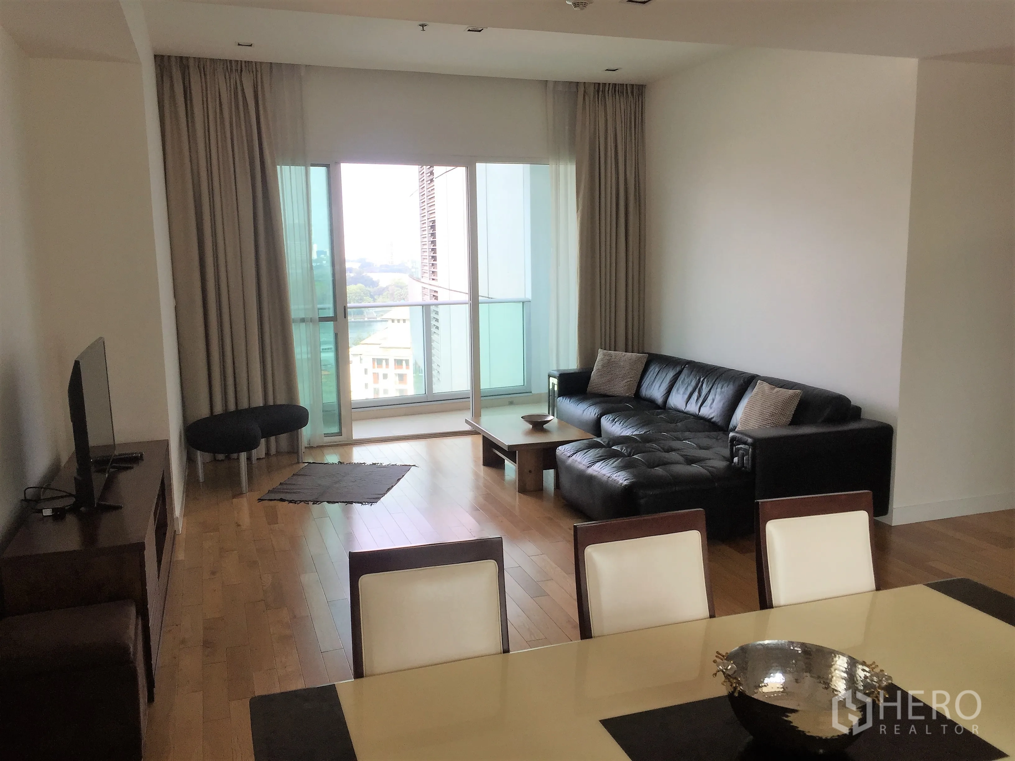 คอนโด ให้เช่าในKhlong Toei, Bangkok - พื้นที่นั่งเล่นเชื่อมรับประทานอาหาร มีหน้าต่างสูงจรดเพดาน ระเบียง และโซฟา L