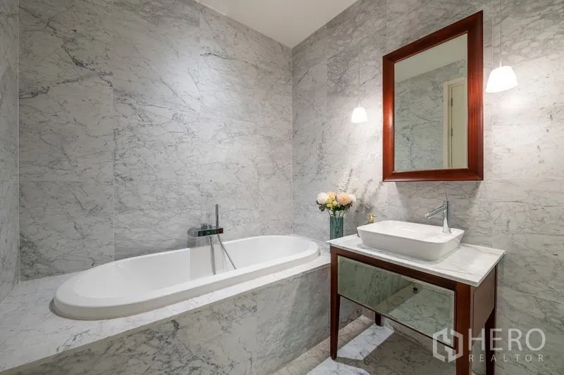 คอนโด ให้เช่าในWatthana, Bangkok - ห้องน้ำสไตล์สปาพร้อมอ่างอาบน้ำบิ้วท์อินและกระจกกรอบไม้