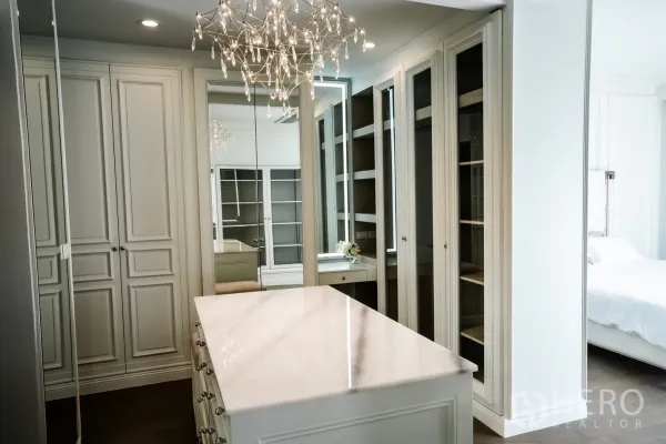 บ้าน ให้เช่าหรือขายในBang Kapi, Bangkok - ห้องแต่งตัวพร้อมตู้กระจกสูง เกาะกลาง และโคมระย้าคริสตัล