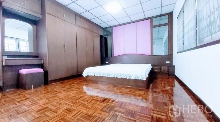 ทาวน์เฮาส์ ขาย - ห้องนอนใหญ่ พื้นปาร์เกต์และตู้บิลท์อินเต็มผนัง