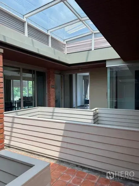 อพาร์ทเมนท์ ให้เช่า - คอร์ตยาร์ดเปิดโล่ง มีหลังคากระจกสกายไลท์และประตูกระจกบานเลื่อนเชื่อมพื้นที่