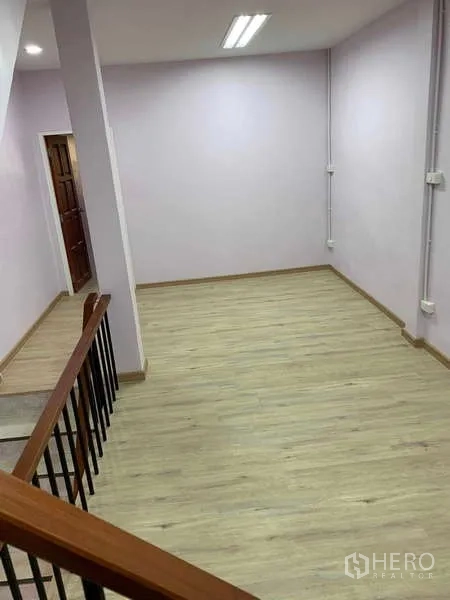 Townhouse for rent - Upper-floor landing with light wood flooring offering flexible space for a family room or office.