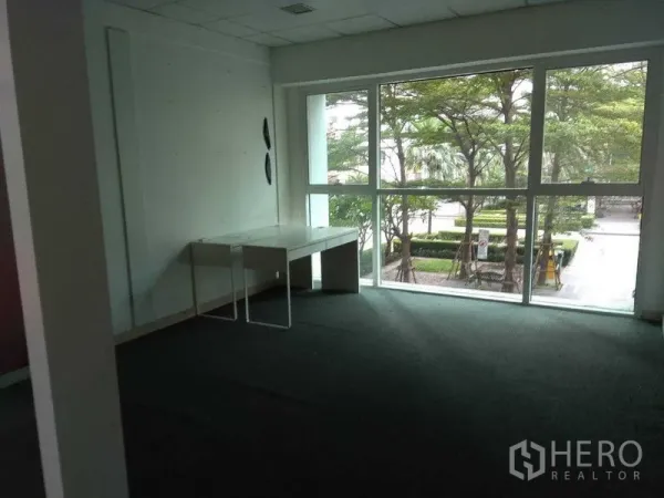 零售空间 出租在Huai Khwang, Bangkok - 带落地窗的角落工作区，俯瞰绿化庭院。