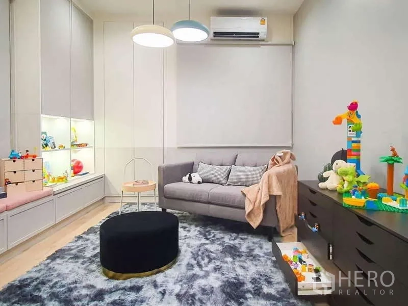 บ้าน ให้เช่าในSathon, Bangkok - ห้องเล่นเด็ก มีโซฟา พรมหนานุ่ม ตู้เก็บของบิวท์อิน และของเล่น