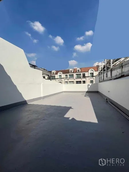 สำนักงานที่บ้าน ให้เช่าในKhlong Toei, Bangkok - ดาดฟ้าพื้นที่กว้าง ผนังสูงให้ความเป็นส่วนตัว ใต้ท้องฟ้าสดใส