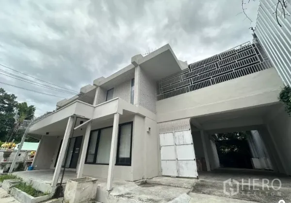 带办公室的家 出租在Chatuchak, Bangkok - 乍都乍曼谷两层家庭办公室外观，带有覆盖停车位和大窗。