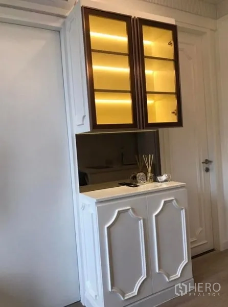 คอนโด ให้เช่าในWatthana, Bangkok - มุมมองจากโถงเข้าห้องนั่งเล่นสว่าง ผ้าม่านสูง พื้นไม้