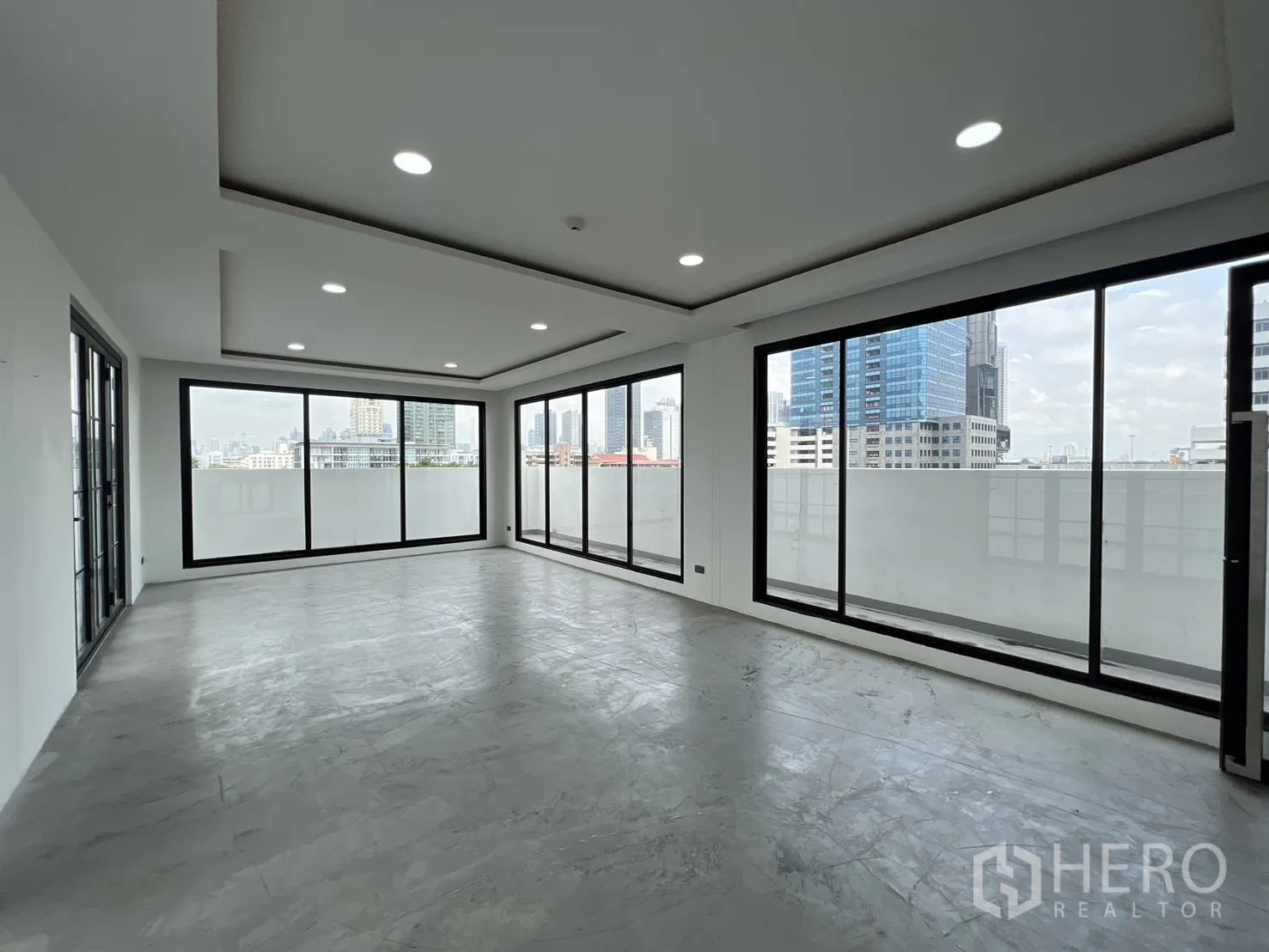 零售空间 出租在Khlong Toei, Bangkok - 私享屋顶露台，玻璃门旁可观天际线