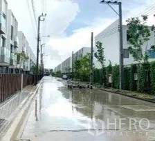 สำนักงานที่บ้าน ให้เช่าในDon Mueang, Bangkok - ถนนโครงการภายในที่สะอาด ชุมชนทาวน์โฮมสมัยใหม่มีต้นไม้