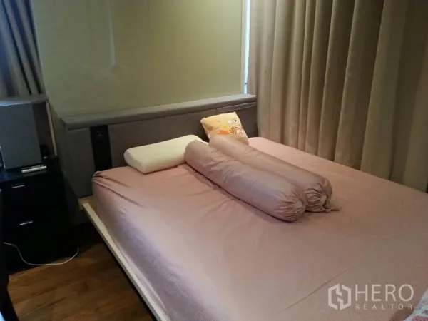 คอนโด ให้เช่าหรือขายในKhlong Toei, Bangkok - ห้องนอนพร้อมชุดเครื่องนอนสีชมพู หมอนข้างคู่ ผ้าม่านสูงจรดพื้น และพื้นไม้