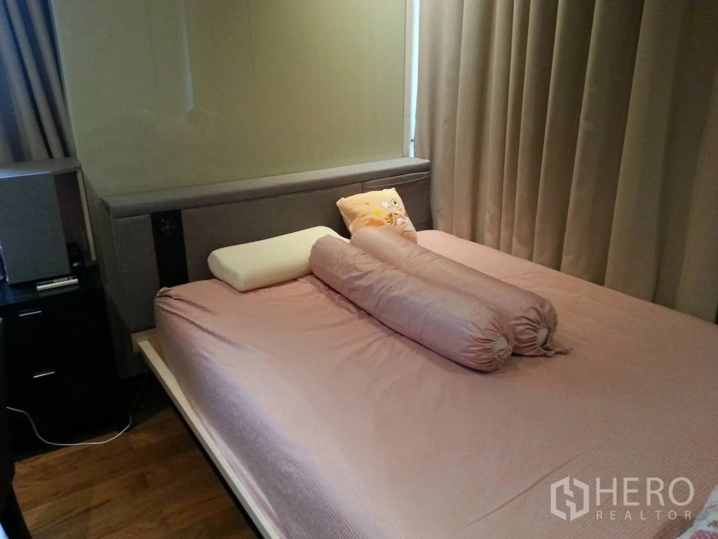 คอนโด ให้เช่าหรือขายในKhlong Toei, Bangkok - ห้องนอนพร้อมชุดเครื่องนอนสีชมพู หมอนข้างคู่ ผ้าม่านสูงจรดพื้น และพื้นไม้