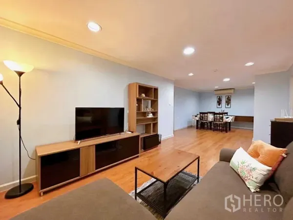 公寓 出租在Watthana, Bangkok - 宽敞客餐厅，电视柜与书架，木地板和嵌入式顶灯。