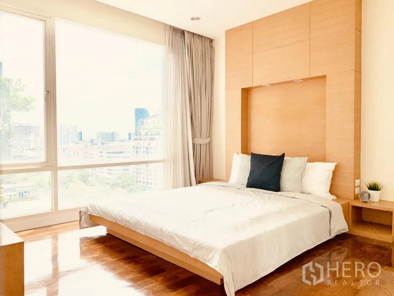คอนโด ให้เช่าในWatthana, Bangkok - ห้องนอนมุมกระจกเต็มบาน รับแสงธรรมชาติและวิวสกายไลน์