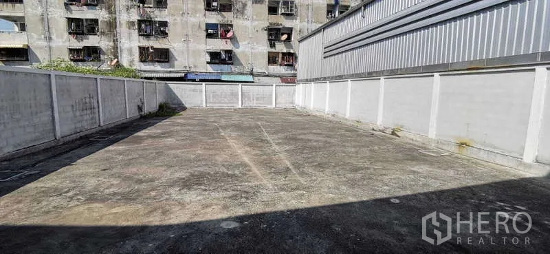 货栈 出租在Bang Phli, Samut Prakan - 围墙户外硬化场地，适合停车与调头