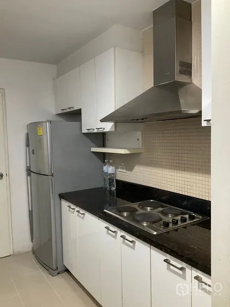 คอนโด ให้เช่าในKhlong Toei, Bangkok - ครัวปิดตู้สีขาว เคาน์เตอร์หินแกรนิต เตา เครื่องดูดควัน และตู้เย็น