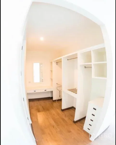 公寓 出租或出售在Phra Khanong, Bangkok - 宽敞步入式衣帽间，内置层架、抽屉与梳妆台。