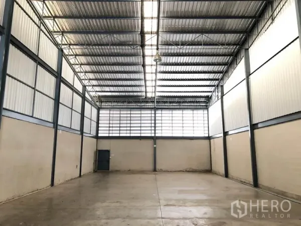 คลังสินค้า ให้เช่าในMueang Samut Prakan, Samut Prakan - ภายในโกดังโล่ง เพดานทรัสเหล็กสูง แผ่นหลังคาโปร่งแสง พื้นคอนกรีต
